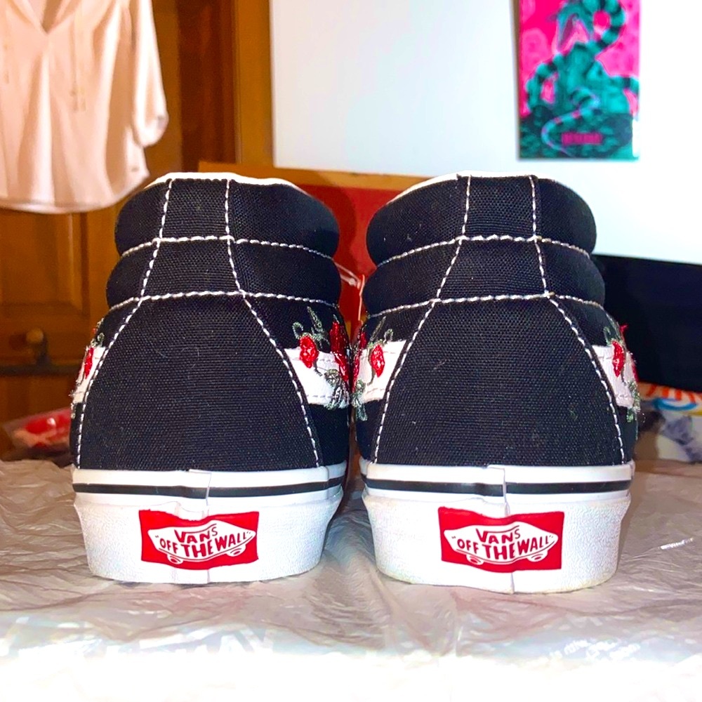 🏷️ BNIB Vans SK8-Mid w/Red Flower’s Embroidered-Sz 8~NEVER WORN! - Picture 2 of 11